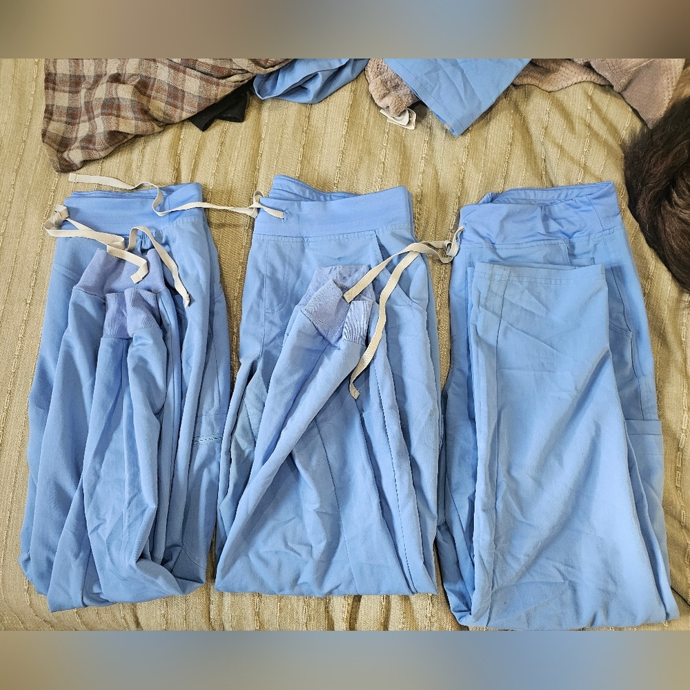 🔷️ Figs Ceil Blue Scrubs Bundle👕👖- 3 Pants➕️ 2 Tops
